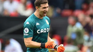 “Dibu” Martínez se lució con buenas atajadas en el triunfo del Aston Villa frente al Leeds United