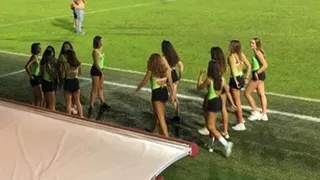 Controversia sexista en Italia por equipo que reemplazó a pasapelotas por mujeres de 16 años