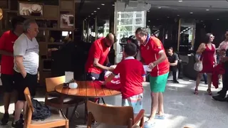 Arturo Vidal compartió con hinchas chilenos en el hotel de concentración de la Roja