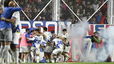 Hinchas de San Lorenzo expulsan a la fuerza a persona que lanzó bomba de estruendo