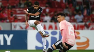 Inter de Porto Alegre sufrió agónico empate ante Bragantino con Carlos Palacios en cancha