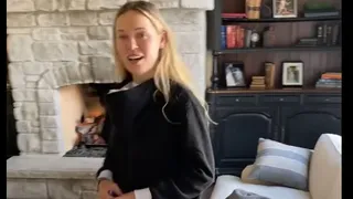 Ex tenista danesa Caroline Wozniacki innovó una forma de comer cabritas en su cuarentena