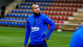 Arturo Vidal no alcanzó un balón y desató las risas de Messi y Griezmann en Barcelona