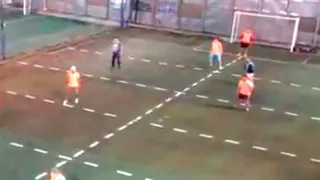 Un taca-taca humano: La ingeniosa modalidad para jugar baby fútbol en Argentina