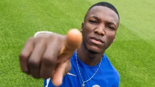 Junto a su madre: El emotivo registro de Chelsea para presentar a Moisés Caicedo