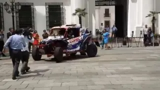 Pauline Kantor y Sebastián Piñera se atrevieron a subir al Buggy de “Chaleco” López en La Moneda
