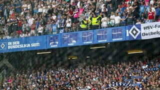 Hamburgo descendió por primera vez y los hinchas desataron el caos en su estadio