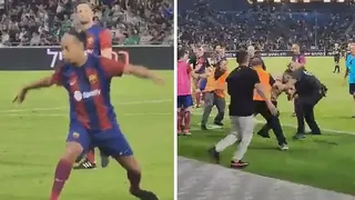 Viralizaron genial regate de Ronaldinho a un invasor en partido de leyendas de FC Barcelona