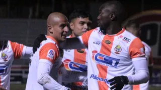 Cobresal se hizo fuerte en El Salvador y complicó a Unión La Calera