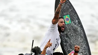 El brasileño Italo Ferreira se convirtió en el primer campeón olímpico en surf