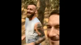 Daniele De Rossi se distrae junto a Francesco Totti antes de viajar a Buenos Aires