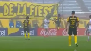 La brutal patada en la cabeza de Matías Britos a un rival en el clásico uruguayo