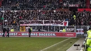 “No son 30 pesos, son 30 años”: El lienzo que apareció en un partido de la liga alemana