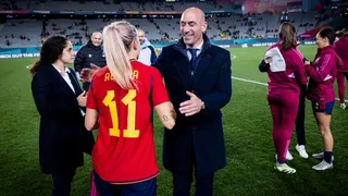 Presidente de la Federación Española se disculpó por beso a Jenni Hermoso