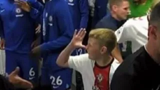 La pesada broma de pequeño hincha de Southampton a César Azpilicueta