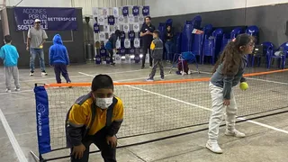 Entrenador argentino realizó clínicas de tenis para ciegos en Colegio Santa Lucía