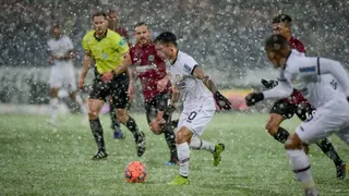 Bayer Leverkusen de Aránguiz derrotó bajo la nieve a Hannover de Albornoz