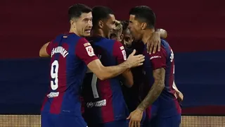 Barcelona venció a Sevilla con autogol de Sergio Ramos y saltó a la cima de La Liga