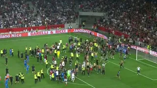 Duelo entre Olympique de Marsella y Niza fue suspendido por invasión de hinchas a la cancha