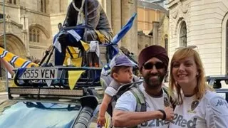 Estatua de Bielsa salió de gira y provocó locura de los fanáticos de Leeds