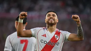 Paulo Díaz marcó en goleada que mantiene a River en la pelea en la Liga Argentina