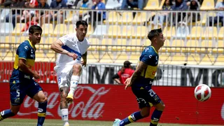 Zampedri cerró con un golazo un contragolpe de la UC ante Everton