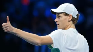 Sinner batió a Rune y dio la clasificación a Djokovic a semis en las Finales ATP