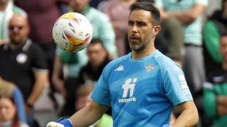 Real Betis estudia incluir a Claudio Bravo en su cuerpo técnico