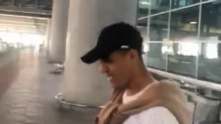 El simpático diálogo de Alexis con los periodistas en su llegada a Alicante