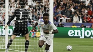 Real Madrid golpeó a la dormida defensa de Liverpool con gol de Vinicius Junior