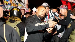 Hinchas de Colo Colo realizaron masivo Hotelazo al plantel previo al partido con Alianza Lima