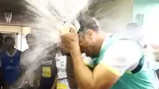 Técnico se reventó recipientes de agua en la cabeza para motivar a sus dirigidos