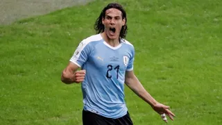 Edinson Cavani anotó con una gran contorsión y aumentó el marcador para Uruguay ante Ecuador