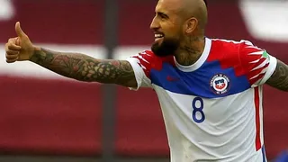 Arturo Vidal felicitó a U. Católica por “dar tantas oportunidades a nuestros futuros cracks”