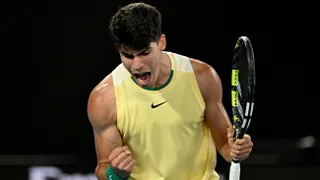 Alcaraz superó un complejo arranque y terminó batiendo con claridad a Gasquet en Australia
