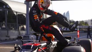 Charles Leclerc ganó la pole en una accidentada sesión en el GP de Bakú