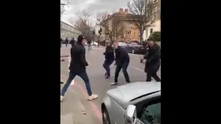 Hinchas de Chelsea y Tottenham pelearon en Londres y fueron troleados con tema de Benny Hill