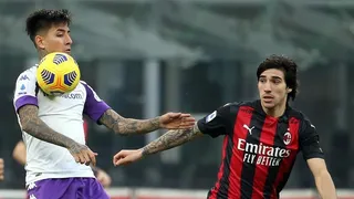 Erick Pulgar jugó en derrota de Fiorentina ante un AC Milan que consolidó su liderato en Italia