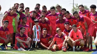 Palestino invitó al entrenamiento a niño que se emocionó al recibir una camiseta de regalo