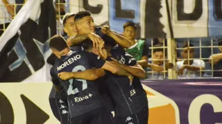 Carlos Alcaraz sorprendió con golazo de tiro libre en triunfo de Racing sobre Atlético Tucumán