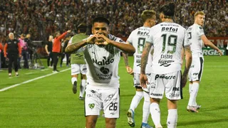 Sarmiento sorprendió a Newell’s a domicilio con un golazo de tiro libre