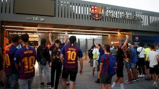 Hinchas de FC Barcelona irrumpieron en el Camp Nou y exigieron la salida del presidente Bartomeu
