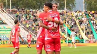 Cuestionado ex delantero de Colo Colo rompe su larga sequía y vuelve a festejar en Argentina