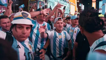 ¡Batalla campal en Nueva York! Hinchas de Argentina y Argelia a los golpes