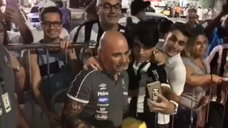 Jorge Sampaoli desató la euforia de los hinchas de Santos al firmar autógrafos y sacarse fotos