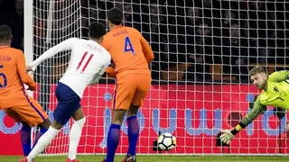 Inglaterra amargó debut de Ronald Koeman en la selección de Holanda