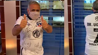 Esteban Paredes le regaló al doctor Ugarte una camiseta de Colo Colo autografiada por el plantel