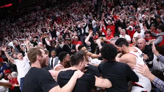 ¡Desde Saturno! El triple de Damian Lillard que le dio la clasificación a Blazers