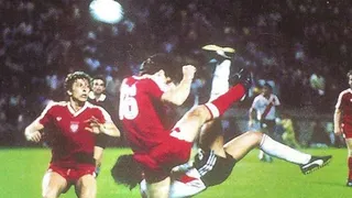 Para seguir el debate, ¿es esta chilena de Francescoli mejor que la de Cristiano?