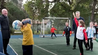 Presidente de Argentina recibió un fuerte pelotazo en la ingle